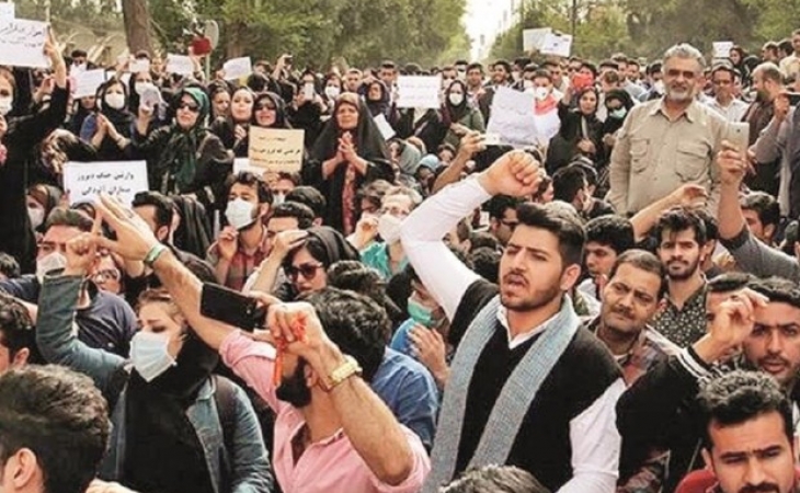 İranda ŞOK HADİSƏ: Etirazçılar mollanın QULAĞINI KƏSDİ