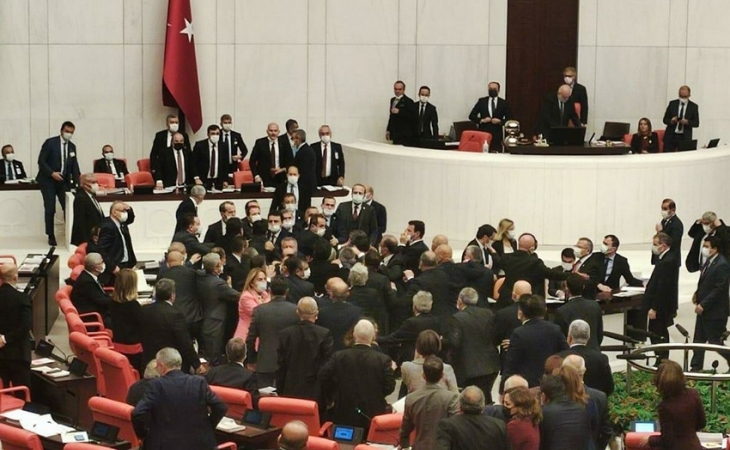 Türkiyə Parlamentində deputatla nazirin davası yumruqlaşmaya ÇEVRİLDİ - VİDEO