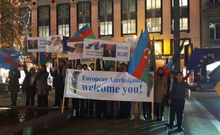 Avropa azərbaycanlıları Brüsseldə Prezident İlham Əliyevi qarşılamağa çıxıblar