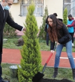 Leyla Əliyeva Bakıda abadlaşdırılan daha bir həyətin açılışını edib, ağac əkdi - FOTO