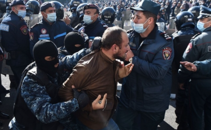Ermənistanda polislə etirazçılar arasında ƏLBƏYAXA DAVA - Azərbaycanlı deputatlara görə