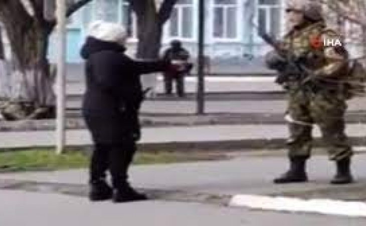 Ukraynalı qadın rus əsgərinə üsyan etdi - Təsirli anlar  + VİDEO
