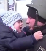 Ukraynalı polisin körpəsi ilə vidalaşma anı... - Ürəkdağlayan VİDEO