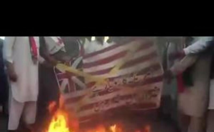 Pakistanda ABŞ və Britaniya bayrağları yandırıldı - VİDEO
