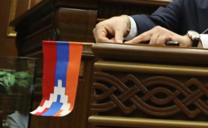 Ermənistan parlamentində qondarma "Artsax"ın bayrağı endirildi - VİDEO