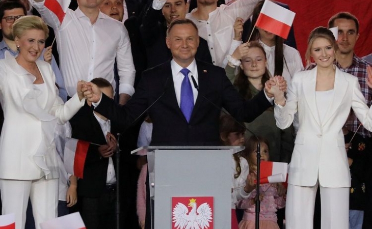 Andjey Duda yenidən Polşa prezidenti seçilib