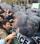 İranda etirazçılar polisə hücum etdi - VİDEO