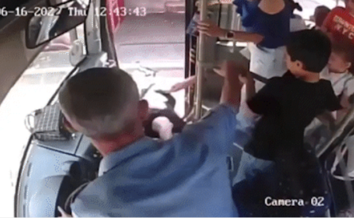 Sürücü onu vuran qadını avtobusdan təpiklə çıxardı - VİDEO