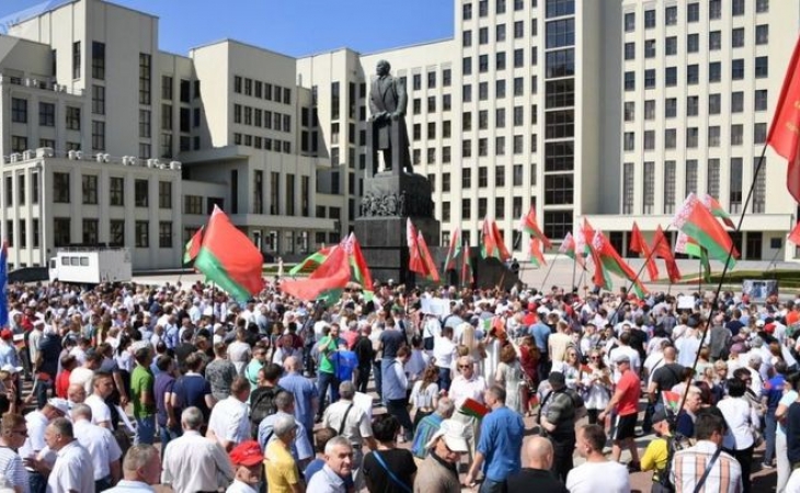 Minskdəki müxalifət tərəfdarları Azadlıq Meydanına gediblər