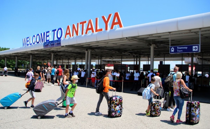 Rusiyalı turistlər Antalya hava limanında DAVA SALDI - ANBAAN VİDEO