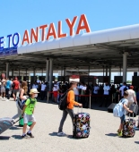 Rusiyalı turistlər Antalya hava limanında DAVA SALDI - ANBAAN VİDEO