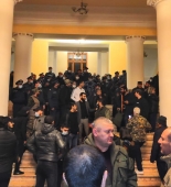 Ermənistanda etirazçılar parlament sədrini vəhşicəsinə döydülər