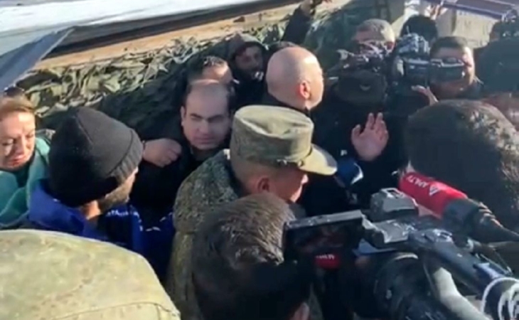 Rusiya generalı GİZLƏNİR: Aksiyaçıların qarşısına "sülhməramlı" polkovnik sərxoş çıxdı - VİDEO