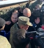 Rusiya generalı GİZLƏNİR: Aksiyaçıların qarşısına "sülhməramlı" polkovnik sərxoş çıxdı - VİDEO