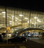 Bakı aeroportunda DƏHŞƏT: Qayınata yeznəsini baltaladı - VİDEO