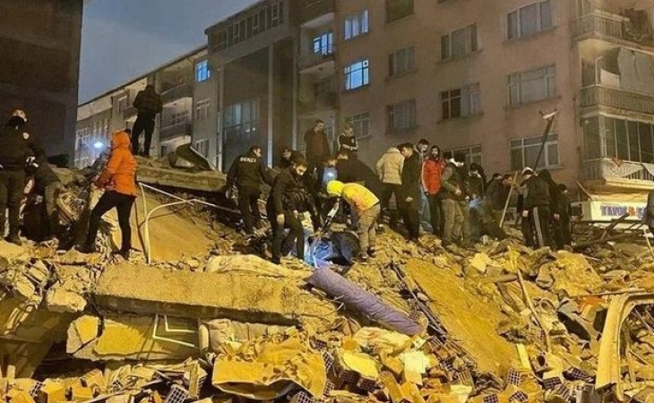 Türkiyədə DƏHŞƏTLİ ZƏLZƏLƏ: 76 nəfər öldü, 440 nəfər yaralandı