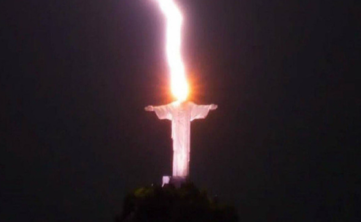 Brazilyada İsa Məsihin heykəlini ildırım vurub