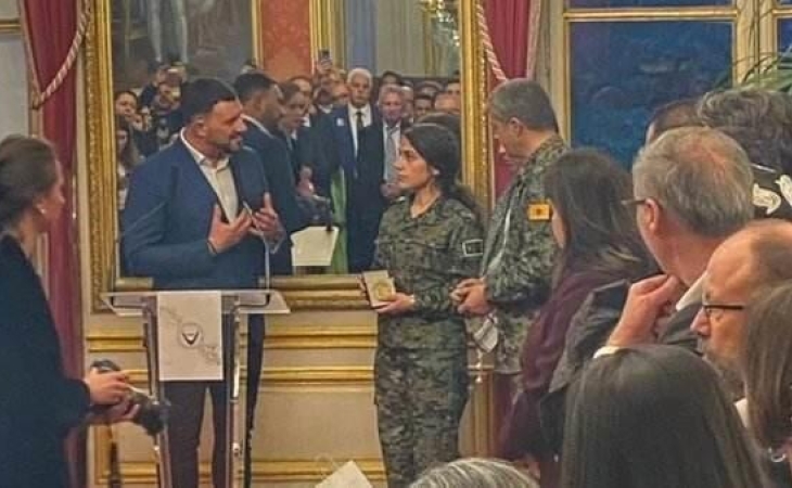 Fransa PKK terrorçularına medal verdi – Foto