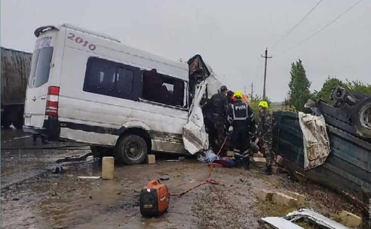 DƏHŞƏTLİ QƏZA: Mikroavtobus "KamAZ"a çırpıldı - 2 ölü, 8 yaralı - FOTOLAR