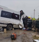 DƏHŞƏTLİ QƏZA: Mikroavtobus "KamAZ"a çırpıldı - 2 ölü, 8 yaralı - FOTOLAR