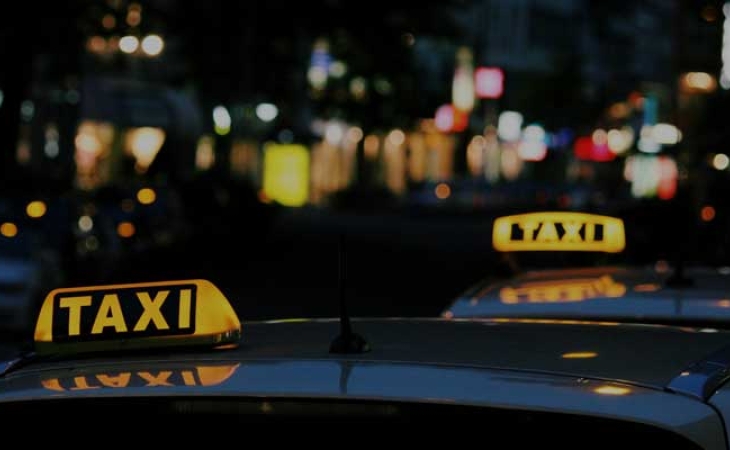 Azərbaycanda taksi sürücüsü yuxuya getdi, maşını müştəri idarə etdi - FOTO/VİDEO
