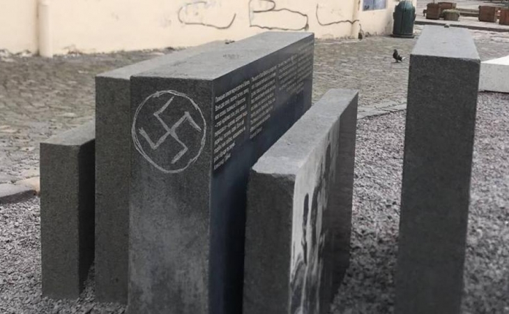 Lvovda senaqoq memorialının beton plitələri naməlum şəxslər tərəfindən boyalanıb