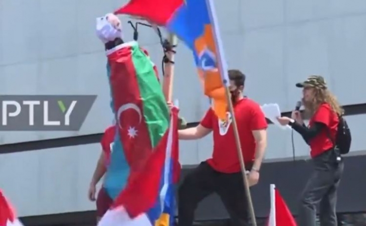 Ermənilər Azərbaycan bayrağına bükülmüş manekeni “edam” etdilər