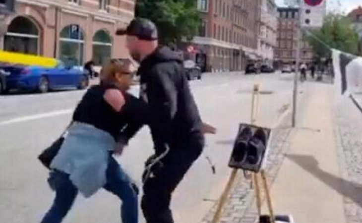 Danimarka polisi Quranı yandırmaqdan xilas etməyə çalışan qadını döyüb