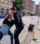 Danimarka polisi Quranı yandırmaqdan xilas etməyə çalışan qadını döyüb