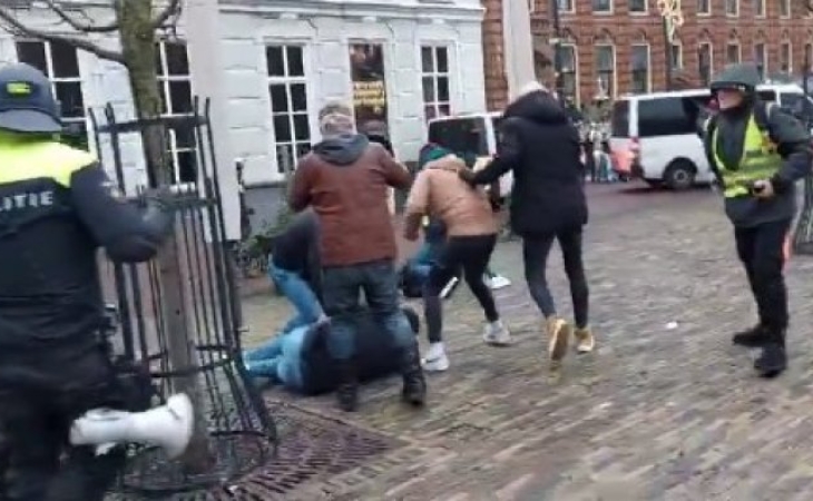 Hollandiyada polisin gözü qarşısında Quran yandırıldı – VİDEO
