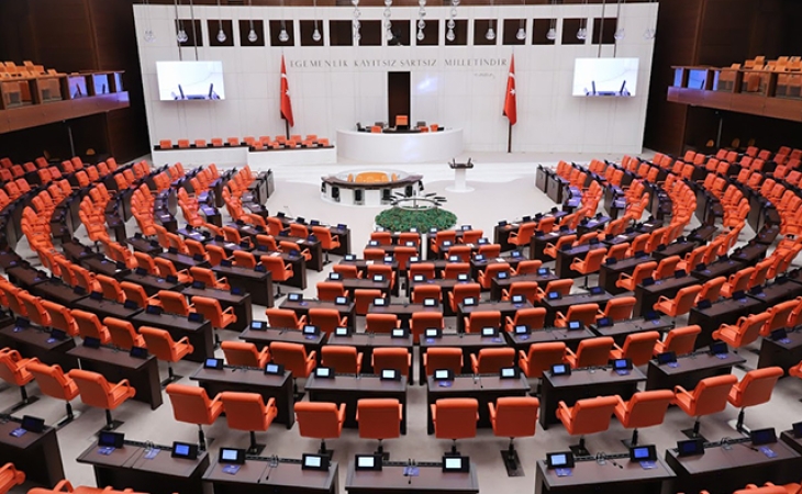 Türkiyə parlamentində GƏRGİNLİK: "Bayrağa bez parçası deyə bilməzsən!"