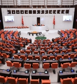 Türkiyə parlamentində GƏRGİNLİK: "Bayrağa bez parçası deyə bilməzsən!"