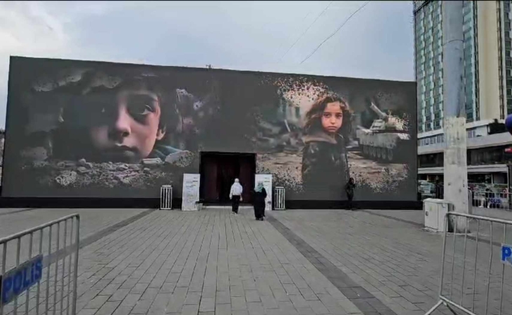 İstanbulun məhşur TAKSİ meydanında böyük monitor üzərində İsrail əlehinə video yayım  təqdim edilir - FOTO