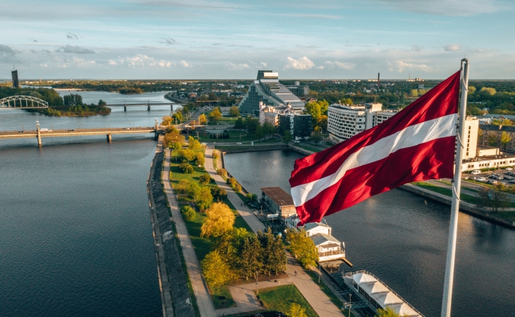 Latviya Rusiya vətəndaşlarını ölkədən çıxarır