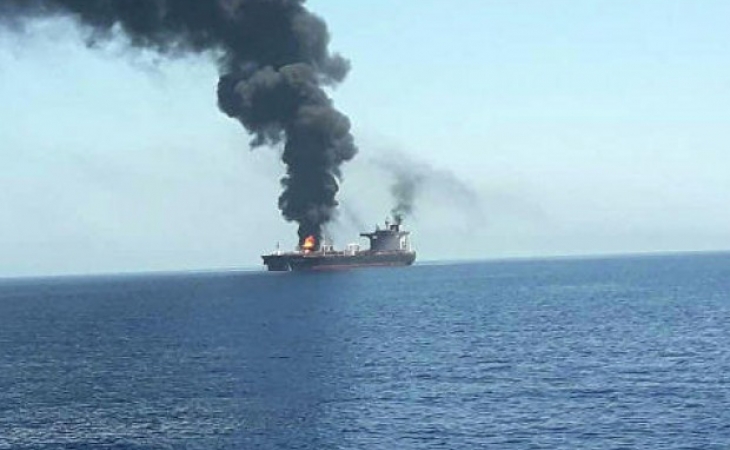 İran gəmisi təlim zamanı yanaraq batdı