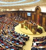 Ermənistan parlamentində DAVA: Paşinyana "kapitulyator" deyən deputatı HƏDƏLƏDİLƏR