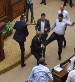 Ermənistan parlamentində YENƏ DAVA: Yumruq-təpiklər İŞƏ DÜŞDÜ - FOTO