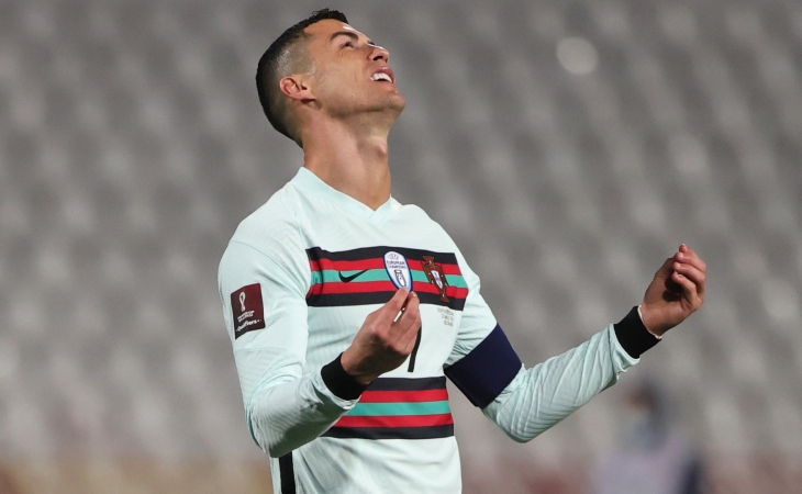 Ronaldo matçda rəqib futbolçuya ŞİLLƏ VURDU - ANBAAN VİDEO