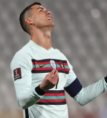 Ronaldo matçda rəqib futbolçuya ŞİLLƏ VURDU - ANBAAN VİDEO