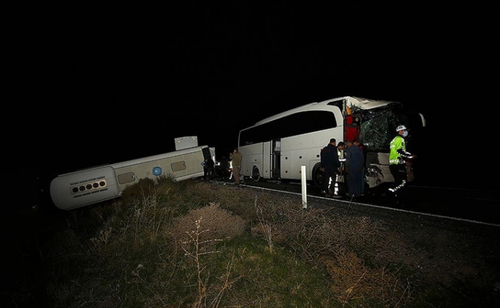 Şagirdləri daşıyan avtobuslar QƏZAYA DÜŞDÜ: 39 məktəbli YARALANDI