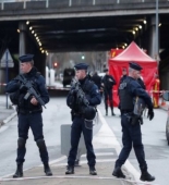 Fransada dini şüarlar səsləndirərək bıçaqla polisi hədələyən sürücü güllələnib