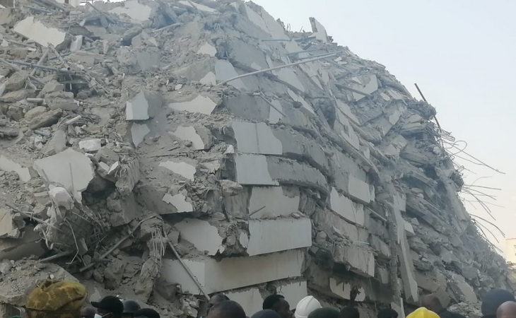 Nigeriyada 21 mərtəbəli bina çöküb, onlarla insan dağıntılar altında qaldı