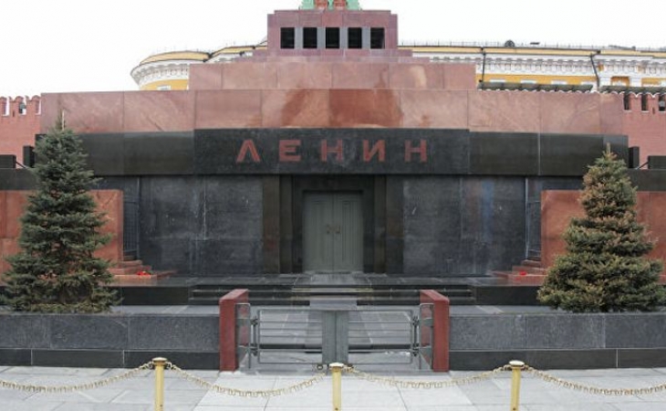 Qələbə Paradı zamanı Lenin mavzoleyinin üstünün örtülməməsi üçün Putinə müraciət olunu